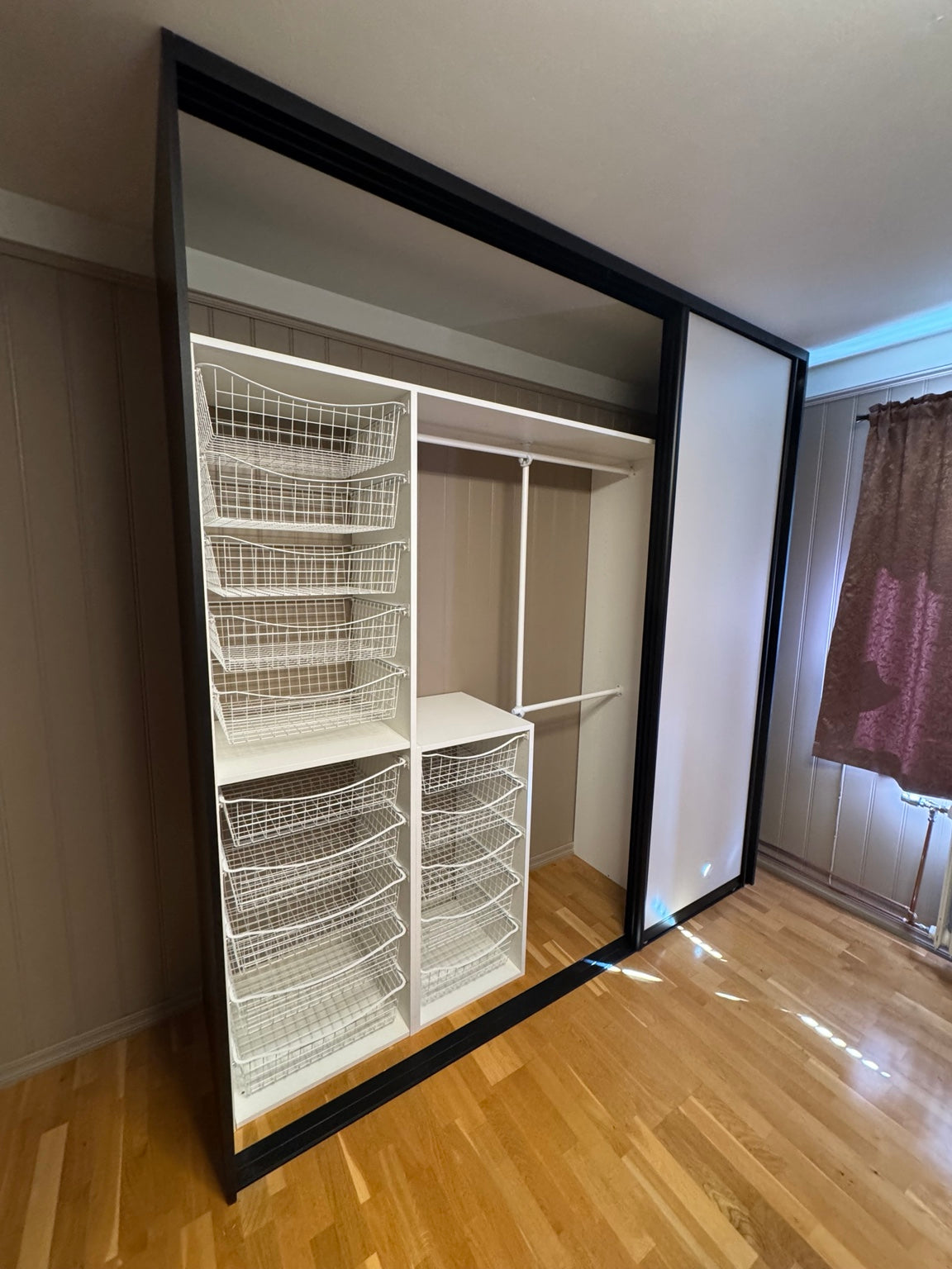 Witte garderobe indeling met draadmanden