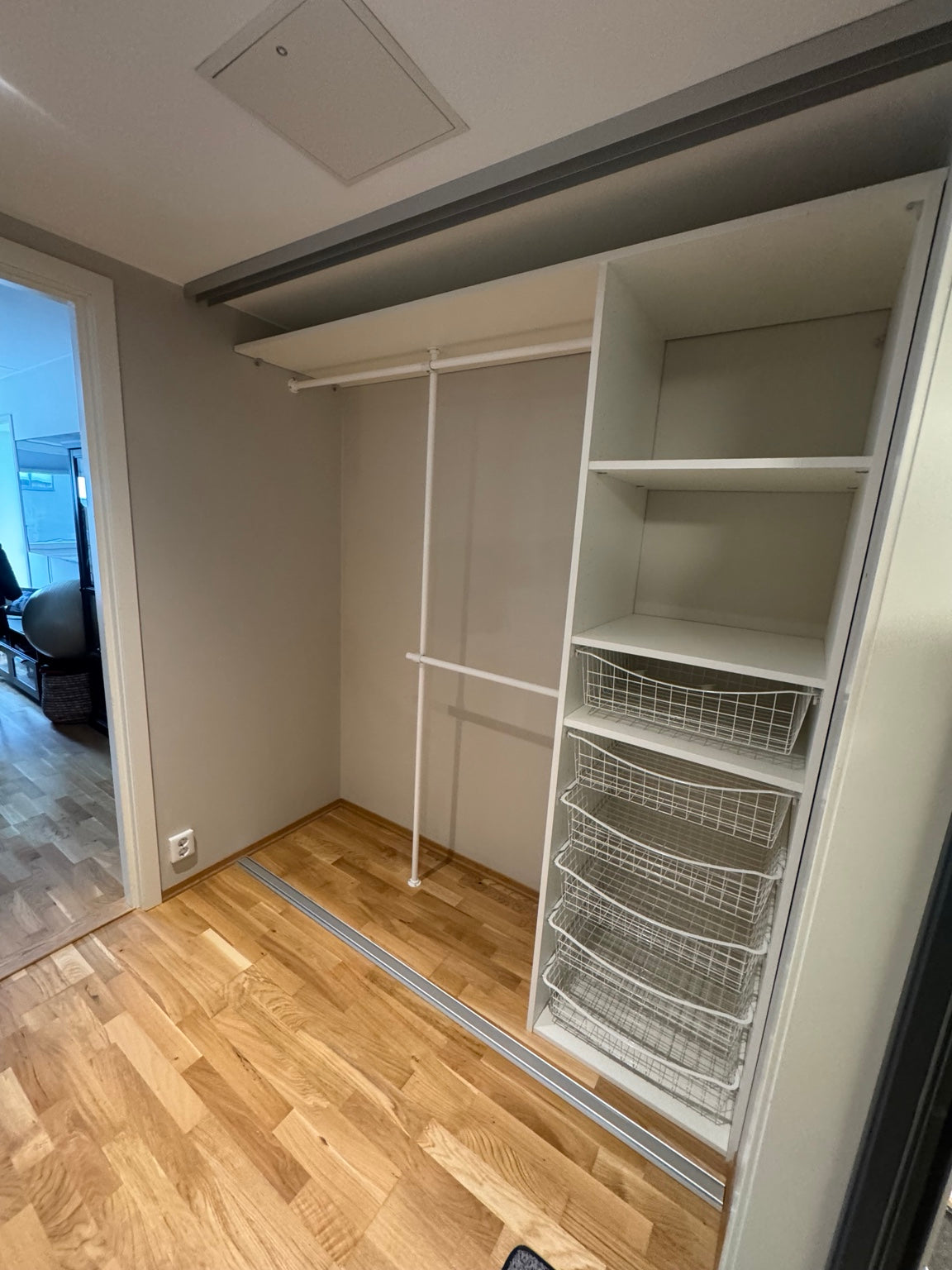 Hvit garderobeinnredning med hyller kurver og stenger