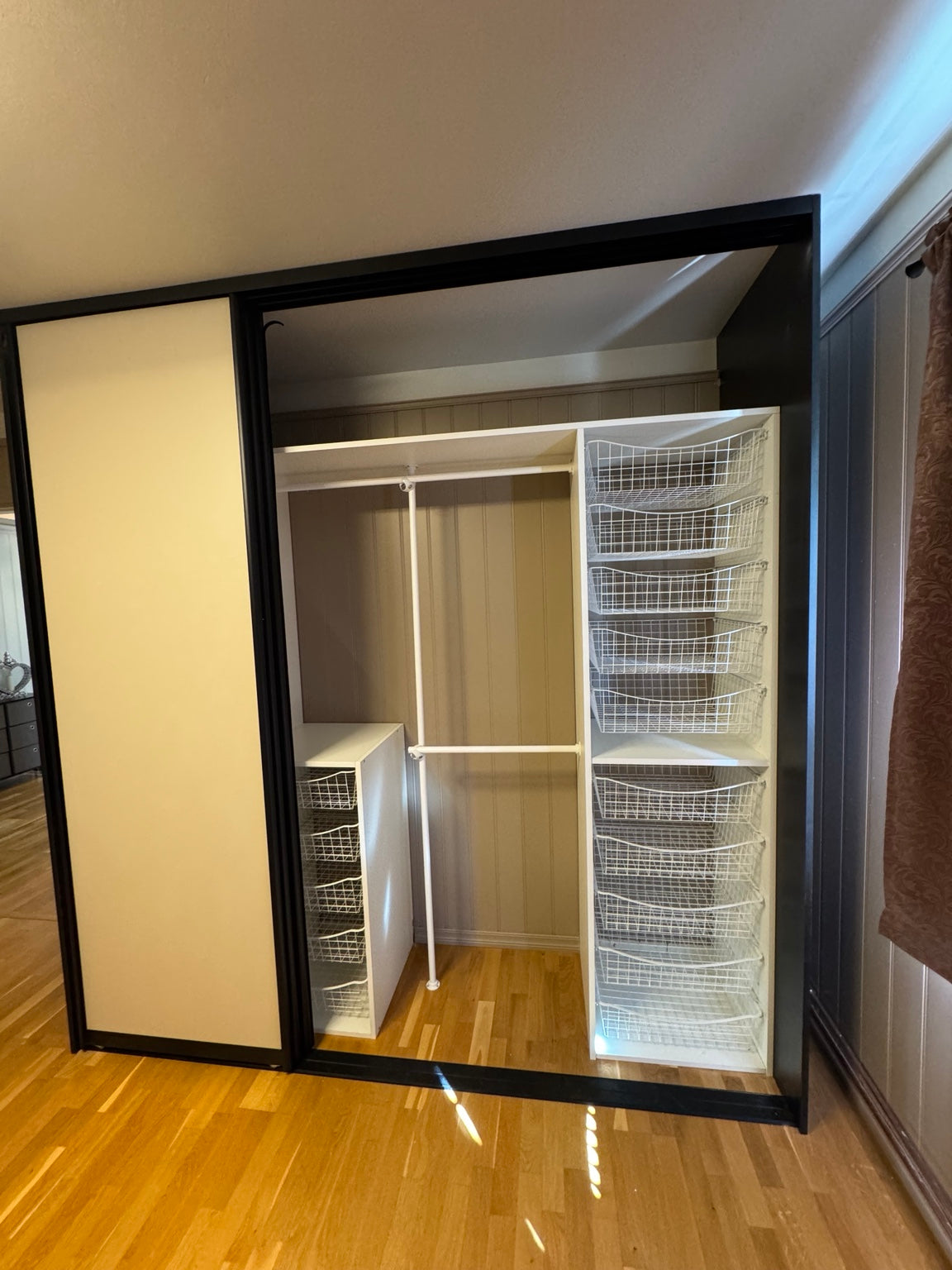 Open garderobe met draadmanden en hangruimte